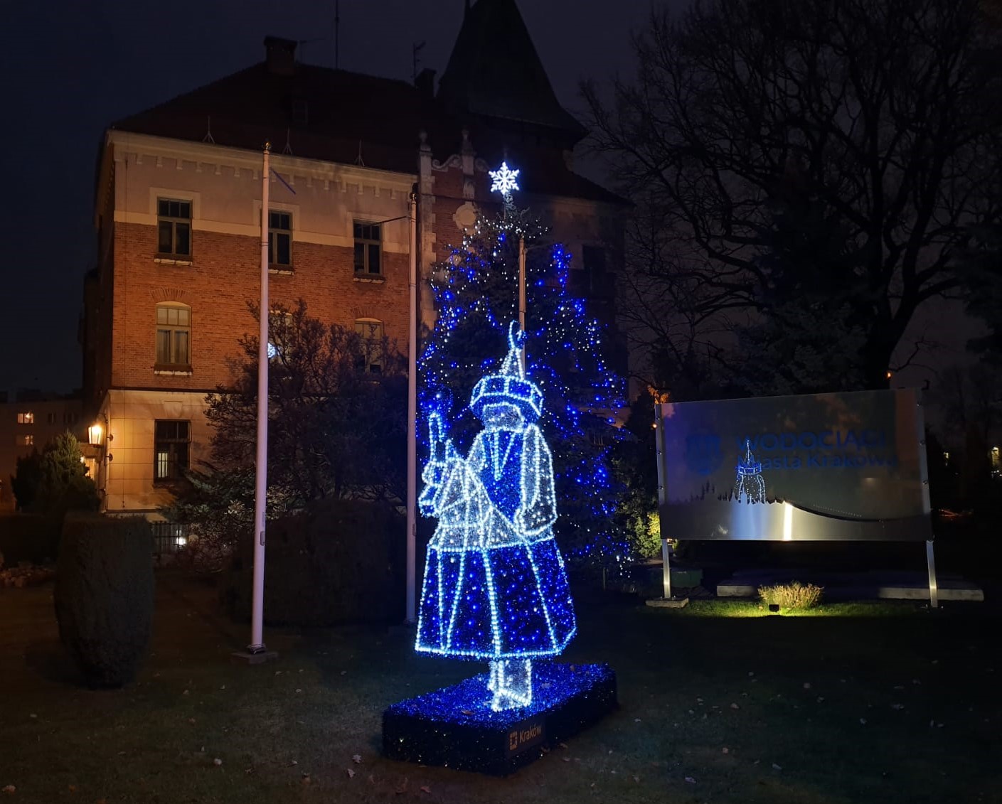 siedziba Wodociągów Miasta Krakowa, ubrana w lampki choinka i lajkonik