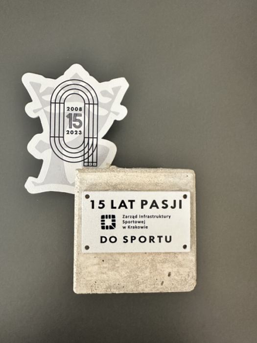 Nagroda w formie betonowego bloczku z napisem 15 lat pasji do sportu Zarząd Infrastruktury Sportowej.