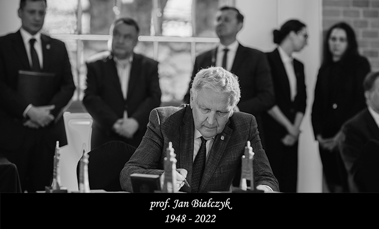 Czarno-białe zdjęcie profesora Jana Białczyka podczas uroczystości Cracovia Merenti. W tle rozmyte postacie. 