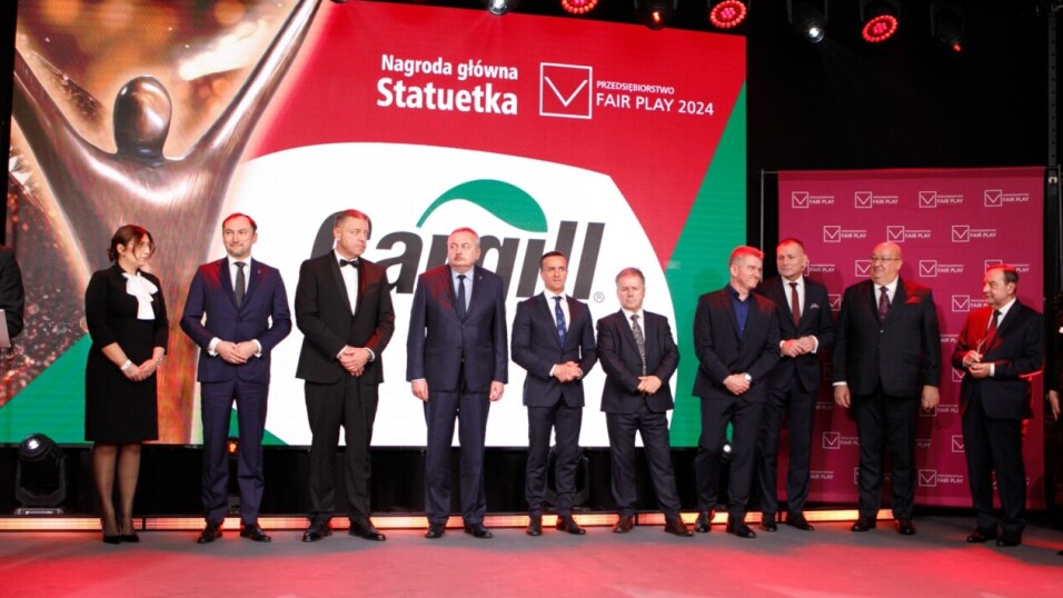 Przedsiębiorstwo Fair Play zorganizowało galę. Podczas uroczystości na scenie rozdawano nagrody. Laureaci i goście elegancko ubrani