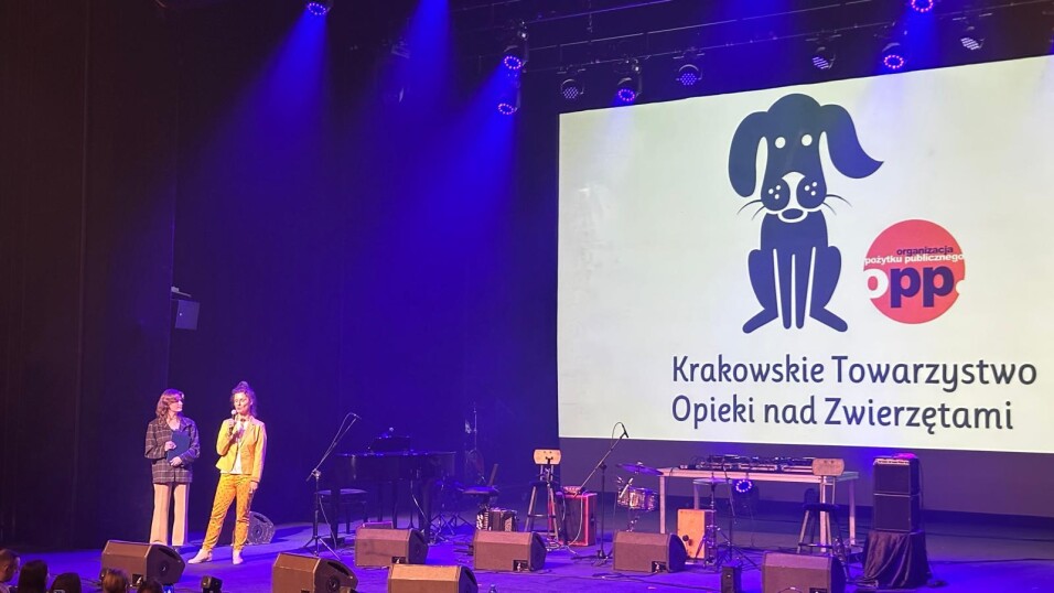 Dwie kobiety stoją na scenie, w tle na telebimie napis Granie na Szczekanie.