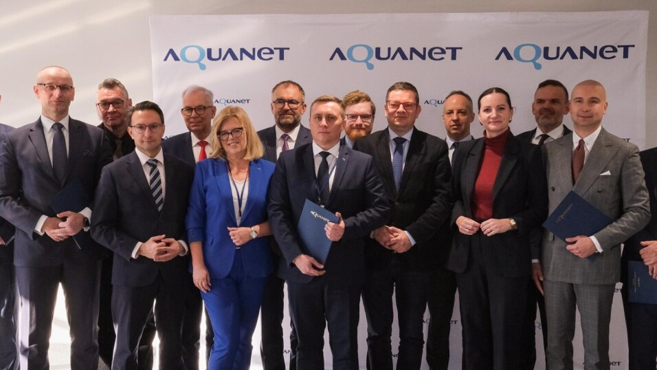 Kobiet i mężczyźni stoją do zdjęcia.