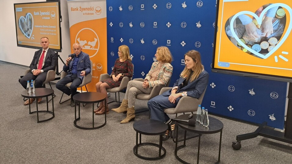 Trwa spotkanie podsumowujace akcję Banku Zywności. Prelegenci po prawej stronie, publiczność po lewej.
