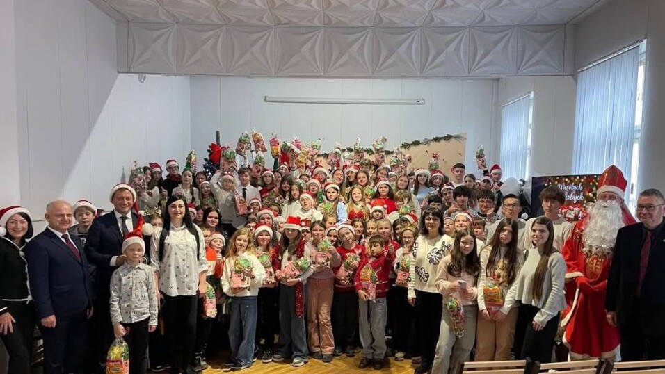 Tłum uczniów sobotniej szkoły, przedstawiciele Wodociągów Miasta Krakowa i&nbsp;nauczyciele stoją ustawieni do&nbsp;zdjecia.