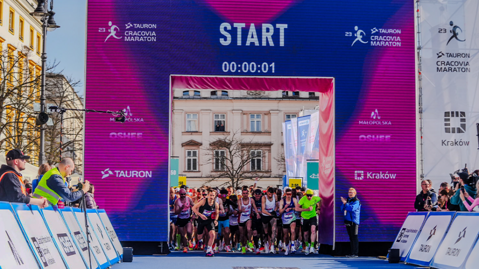 Biegacze  w&nbsp;pozycjach startowych, widzimy start, maratończycy czekają na&nbsp;sygnał