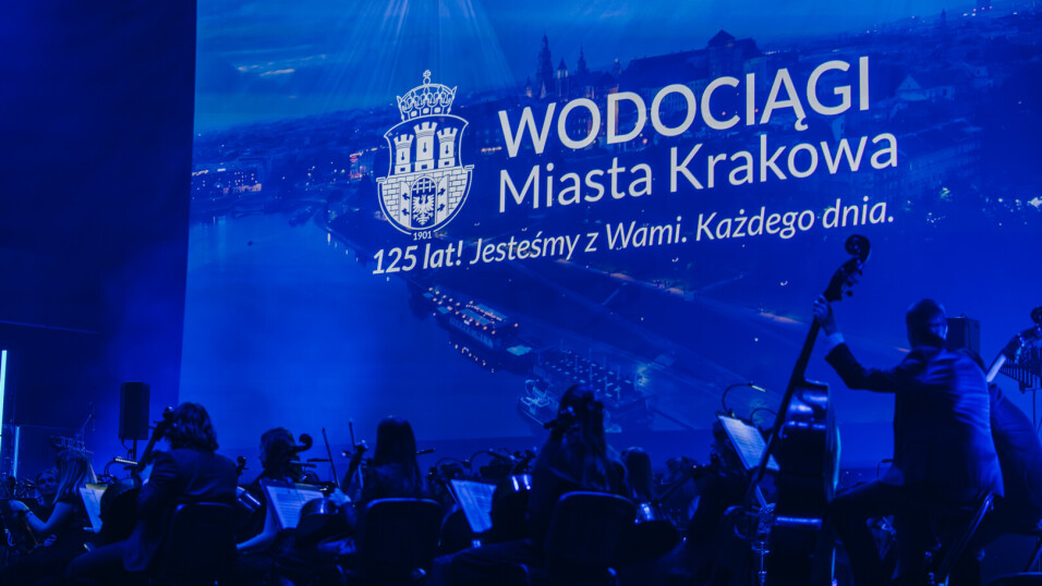 Widok na&nbsp;ekran w&nbsp;ciemności napis Wodociągi Miasta Kranowa