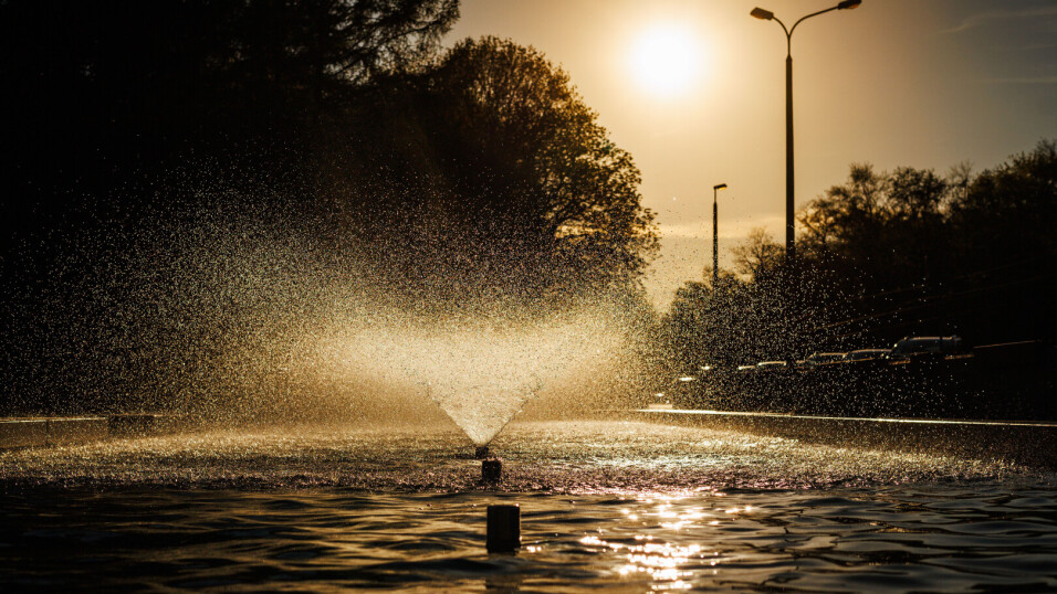 Widok na&nbsp;fontannę o&nbsp;zachodzie słońca.
