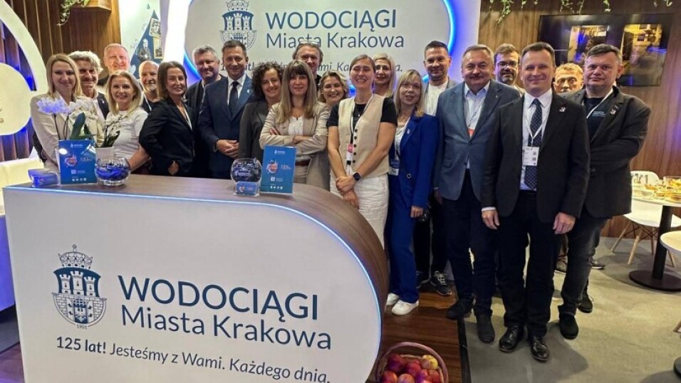 Na zdjęciu grupa uśmiechniętych osób pozujących do&nbsp;zdjęcia na&nbsp;targach wod-kan