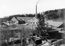 Zdjęcie czarno-białe. Ceglany budynek Zakładu Uzdatniania Wody Bielany 1901 rok.