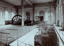 Zdjęcie czarno-białe. Duża hala maszyn w Zakładzie Uzdatniania Wody Bielany 1901 rok.