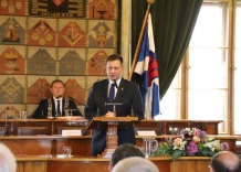 Prezes Wodociągów Miasta Krakowa przemawia na Sali Obrad Urzędu Miasta