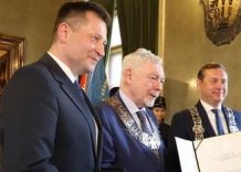 Prezes Zarządu Wodociągów Miasta Krakowa odbiera nagrodę z rąk Prezydenta Miasta Krakowa.