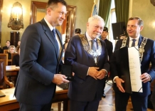 Prezes Zarządu Wodociągów Miasta Krakowa odbiera nagrodę z rąk Prezydenta Miasta Krakowa