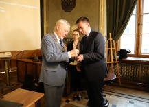 Prezes Wodociagów wręcza statuetkę Prezydentowi Miasta Krakowa. 