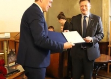 Prezes Wodociągów wręcza statuetkę prorektorowi UJ.