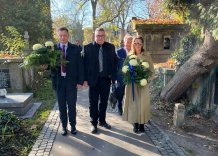 Przedstawiciele Zarządu Wodociągów Miasta Krakowa niosą wiązanki kwiatów na Cmentarzu