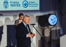 Na scenie przemawia Prezydent Miasta Krakowa Jacek Majchrowski.