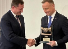Prezydent Andrzej Duda przekazuje statuetkę Prezesowi Piotrowi Ziętarze.