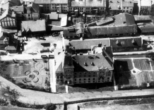 Widok z lotu ptaka na teren z budynkami. Czarno-biała fotografia.