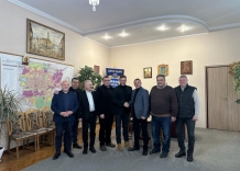 Przedstawiciele WMK S.A. oraz wodociągów w Drohobyczu pozują do wspólnego zdjęcia.