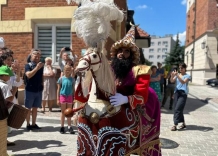 Lajkonik tańczy na dziedzińcu Wodociągów Miasta Krakowa