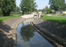 Fragment rzeki Dłubni wraz z zaporą. 