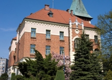 Siedziba Wodociągów Miasta Krakowa przy ulicy Senatorskiej 1. Budynek z cegły. Ujęcie z boku.