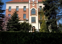 Siedziba Wodociągów Miasta Krakowa przy ulicy Senatorskiej 1. Budynek z cegły.Ujęcie z tyłu. 