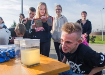 Młodzież bierze udział w fizyko-chemicznych doświadczeniach na terenie oczyszczalni ścieków Płaszów.