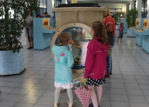Dwie dziewczynki oglądają akwarium w Zakładzie Uzdatniania Wody Rudawa.
